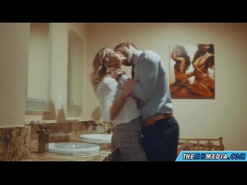 ❤️ Ha blonde e mahlahahlaha e u eka ka kamoreng ea ho phomola ea sechaba ️ ❌️❤